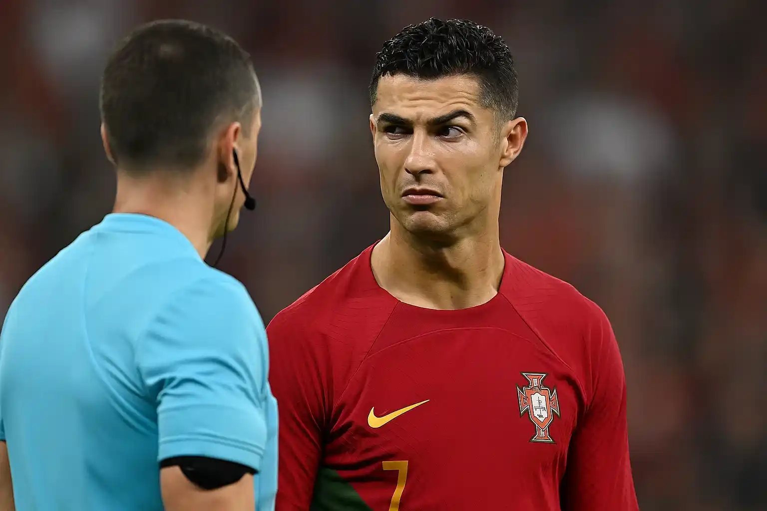 Cristiano Ronaldo lườm trọng tài như đang chọn "góc máy đẹp"